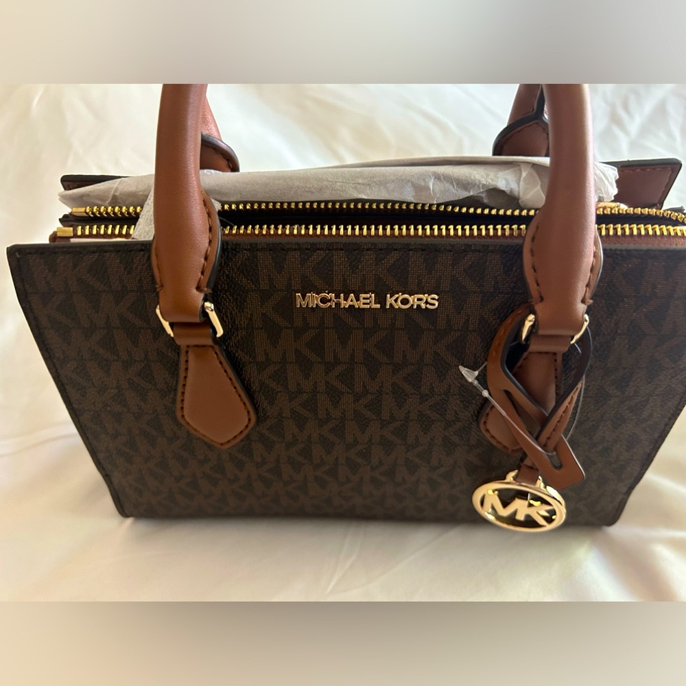 Michael Kors “Sheila”. sm cz satchel